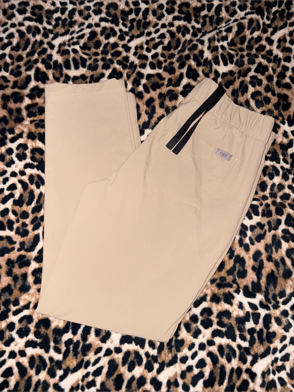 FIGS Women’s Small Petite Pro Skinny Scrub Pants in Beige/Khaki PO# 3744